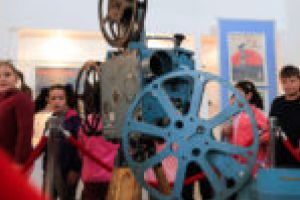 FOTO. Emoţii vechi şi noi la Muzeul Banatului Montan. Decenii de cinematografie, reunite într-o expoziţie aparte