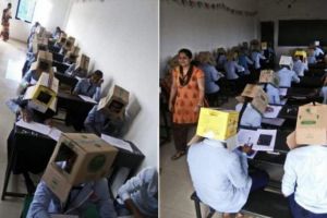 Scandal la o şcoală din India: elevii au fost puşi să poarte cutii pe cap la examen
