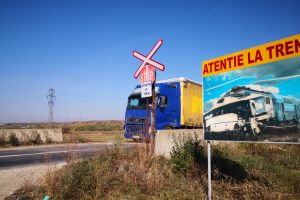 VIDEO – În ciuda tragediilor, mulţi şoferi ignoră regulile de circulaţie la trecerea la nivel cu calea ferată