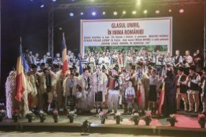 Laura Lavric, Sava Negean Brudaşcu,  Steliana Sima şi Maestrul Nicolae Botgros, împreună cu Ansamblul  Lăutarii din Chişinău, în spectacol la Sfântu Gheorghe, de Ziua Naţională a României