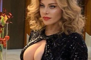 Loredana Groza, in cea mai decoltata rochie de pana acum. A atras atentia tuturor celor prezenti la un eveniment caritabil