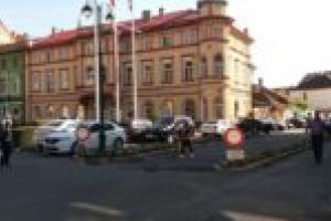 Se închide strada spre Primăria Caransebeş. Telecomanda va sta la portar!