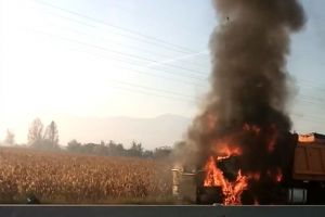 Camion în flăcări pe centura Braşovului