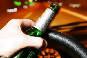 Târgovişte: Beat şi fără permis a distrus 2 maşini