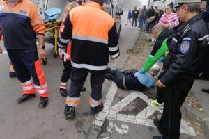 ACUM: Un bărbat a fost bătut chiar în faţa spitalului din Focşani