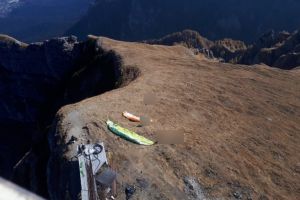 Un parapantist, rănit în Munţii Bucegi, după ce a ratat decolarea şi s-a prăbuşit