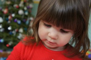 „Mami doarme! E foarte obosită”. Cum a fost găsită o fetiţă de trei ani care a stat zile în şir cu mama moartă în casă