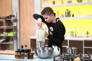 VIDEO – Un puştan din Sibiu a dat pe spate toţi chefii bucătari –  A gătit demenţial la „Chefi la Cuţite”