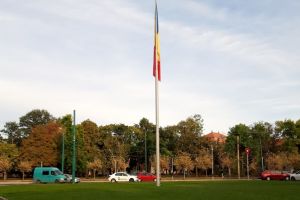 Era catargelor tricolore. Încă unul, înalt cât un bloc de opt etaje, va fi amplasat în Piaţa Libertăţii