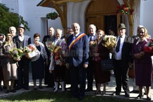 Primarul comunei Şcheia, Vasile Andriciuc, a „năşit” 13 cupluri de aur care au împlinit ...