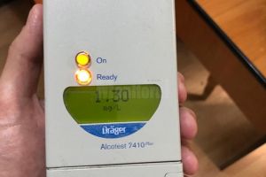 Şofer beat, încătuşat după ce a acroşat un autoturism în parcare şi a provocat scandal