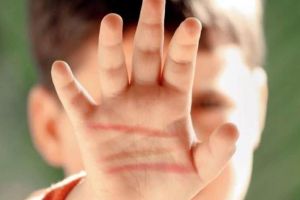 Și-a bătut nepotul de 11 ani cu un cablu metalic peste spate şi braţe: Bărbat de 35 de ani, din Tăuţi, REȚINUT de poliţişti