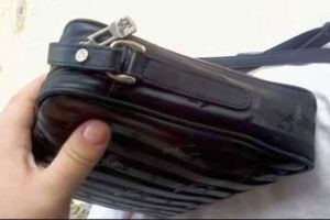 Borsetă cu bunuri personale, găsită şi restituită  de către jandarmi, unui bărbat din localitatea Vadu Moţilor