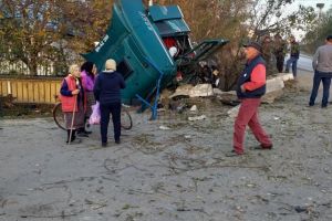 Accident violent, cu un tir răsturnat în curbă, la Milişăuţi