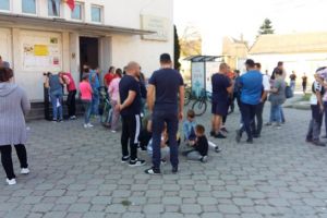 Directorul de la şcoala din Săcălaz a fost demis! Sute de părinţi cer să rămână pe funcţie