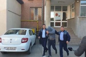 FOTO, VIDEO. Bărbatul din Meteş reţinut de poliţişti după ce şi-a agresat nepotul de 11 ani, prezentat Parchetului de pe lângă Judecătoria Alba Iulia, pentru dispunerea măsurilor legale