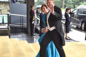 La plimbare pe banii nostri, in haine scumpe, cu avioane private! Iohannis si nevasta, la Tokyo, in timp ce Romania e in criza