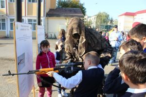 Copiii de la Gimnazială nr. 1 au aflat ce înseamnă să fii militar: te dezvolţi, devii matur şi îţi asumi deciziile