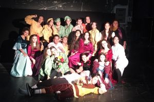 Elevii din trupa de teatru francofon Amphithéatre a Liceului Teoretic Ovidius, pe scena festivalului Amifran din Arad  