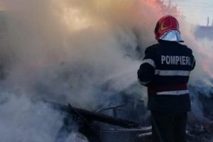 O locuinţă din Odobeşti a ars în urma unui incendiu provocat de jarul căzut din sobă