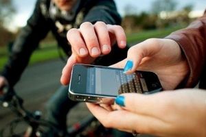 Atenţie mare la hoţi! Cum a rămas un sătmărean fără telefon pe digul Someşului