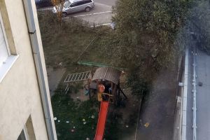 Se întâmplă în Oradea: Un adolescent, fotografiat în timp ce urinează într-un loc de joacă pentru copii