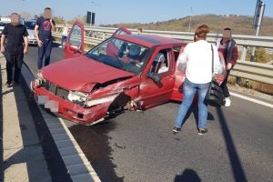 FOTO Accident la ieşirea de pe autostradă la Sibiu – Un vitezoman şi-a făcut maşina praf