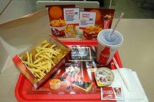 Protecţia Consumatorilor a găsit bacterii periculoase în gheaţa folosită de KFC România