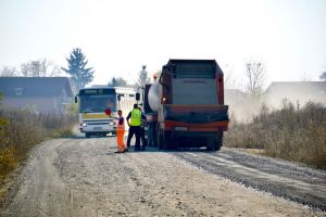 FOTO. A început reabilitarea drumului spre Amaţi. Când vor fi încheiate lucrările