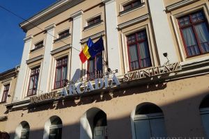 În sfârşit! Teatrul Arcadia a înlocuit cârpele din port-stindard cu steaguri noi şi curate