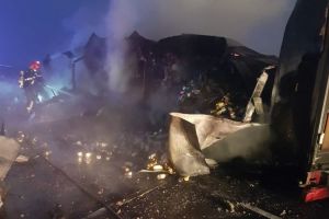 FOTO Accident pe DN1 la Bradu. Un TIR arde, iar un pasager e căutat în Olt