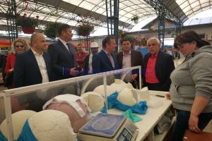 Ministrul Agriculturii, pentru a patra oară în Piaţa Mare din Botoşani. Ce şi-a cumpărat!