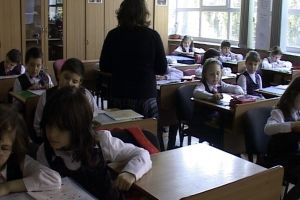 Veşti excelente pentru elevi. Vor sta mai puţine ore la şcoală!