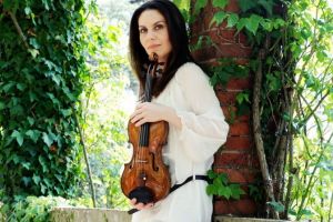 Violonista Nina Karmon urcă pe scena Filarmonicii din Oradea