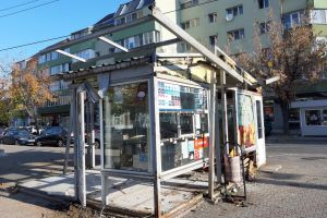 Chioşc vechi din faţa blocului Lamă, dezafectat (FOTO)