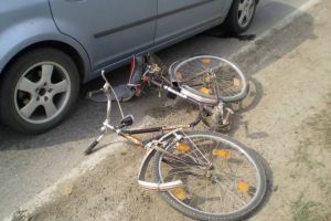 Biciclist beat, accidentat de o maşină la Valea Strâmbă