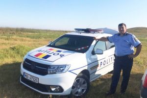 Ialomiţa: Poliţist erou. A salvat din flăcări o femeie şi pe fiul acesteia după ce un bărbat violent a incendiat locuinţa în care se aflau