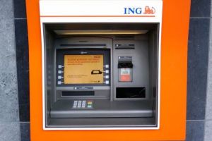ING Bank introduce retragerile de numerar fără card de la bancomate şi schimbă comisioanele