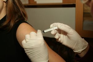 Peste 10.000 de doze de vaccin antigripal, distribuite medicilor de familie din judeţ