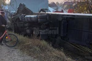 Tir răsturnat într-o curbă, la Milişăuţi