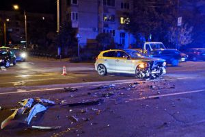 Accident în Oradea: Un tânăr şofer de BMW nu a oprit la Stop şi a nimerit într-un Ford (FOTO)