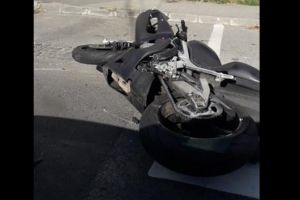 FOTO Motociclist rănit într-un accident la Sibiu – A fost lovit de o maşină