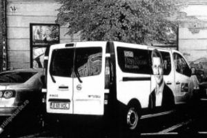 Barna continua sa incalce legea! Masinile de campanie, inscriptionate ILEGAL