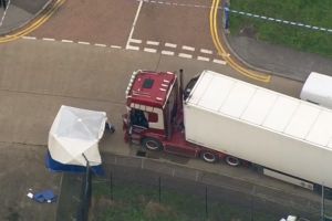 VIDEO IN DIRECT: S-au descoperit 39 de cadavre într-un TIR în Essex, Marea Britanie – Camionul provenea din Bulgaria