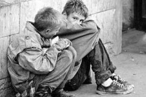 Lecţie din partea unor copii. Cum s-au comportat cu un cerşetor de 6 ani