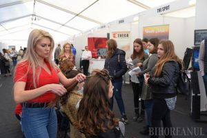 Cel mai mare târg de orientare în carieră din ţară, la Cetatea Oradea: Multă lume, dar interacţiune cam puţină (FOTO / VIDEO)