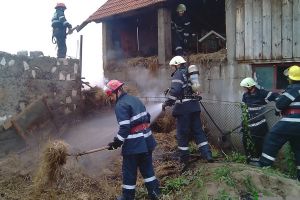 Mână criminală: Incendiu violent într-o gospodărie din satul Poşoloaca, provocat intenţionat