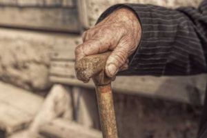 Bătrânel de 79 de ani din Ciceu, ameninţat cu moartea de fiul său. A fost emis ordin de protecţie