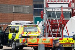 Aproape 40 de morţi descoperiţi lângă Londra, în remorca unui tir. Se crede că venea din Bulgaria