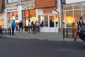 Scandal la Năsăud între şase femei şi doi bărbaţi. Poliţiştii au deschis dosar penal